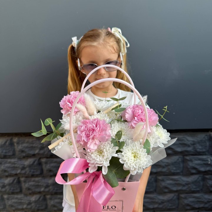 Сумочка из стойких хризантем и диантуса в Орле