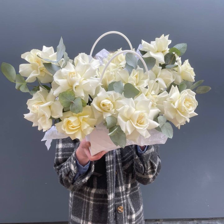 15 белых роз в сумочке в Орле