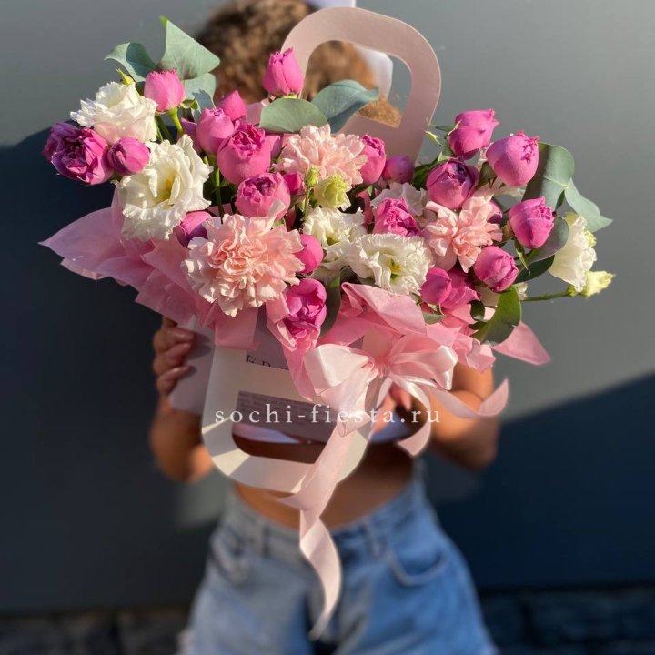 Сумочка с кустовой розой и диантусами в Орле