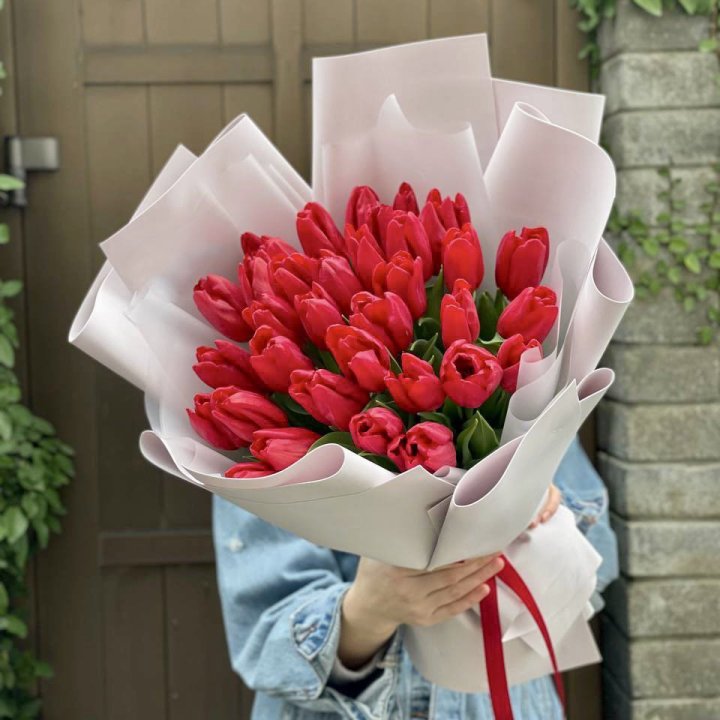 35 красных тюльпанов в Орле